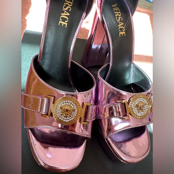 NWB. 100% Authentic
Versace La Medusa Metallic Ankle Strap
Sandals 8.5 pink - Picture 1 of 14